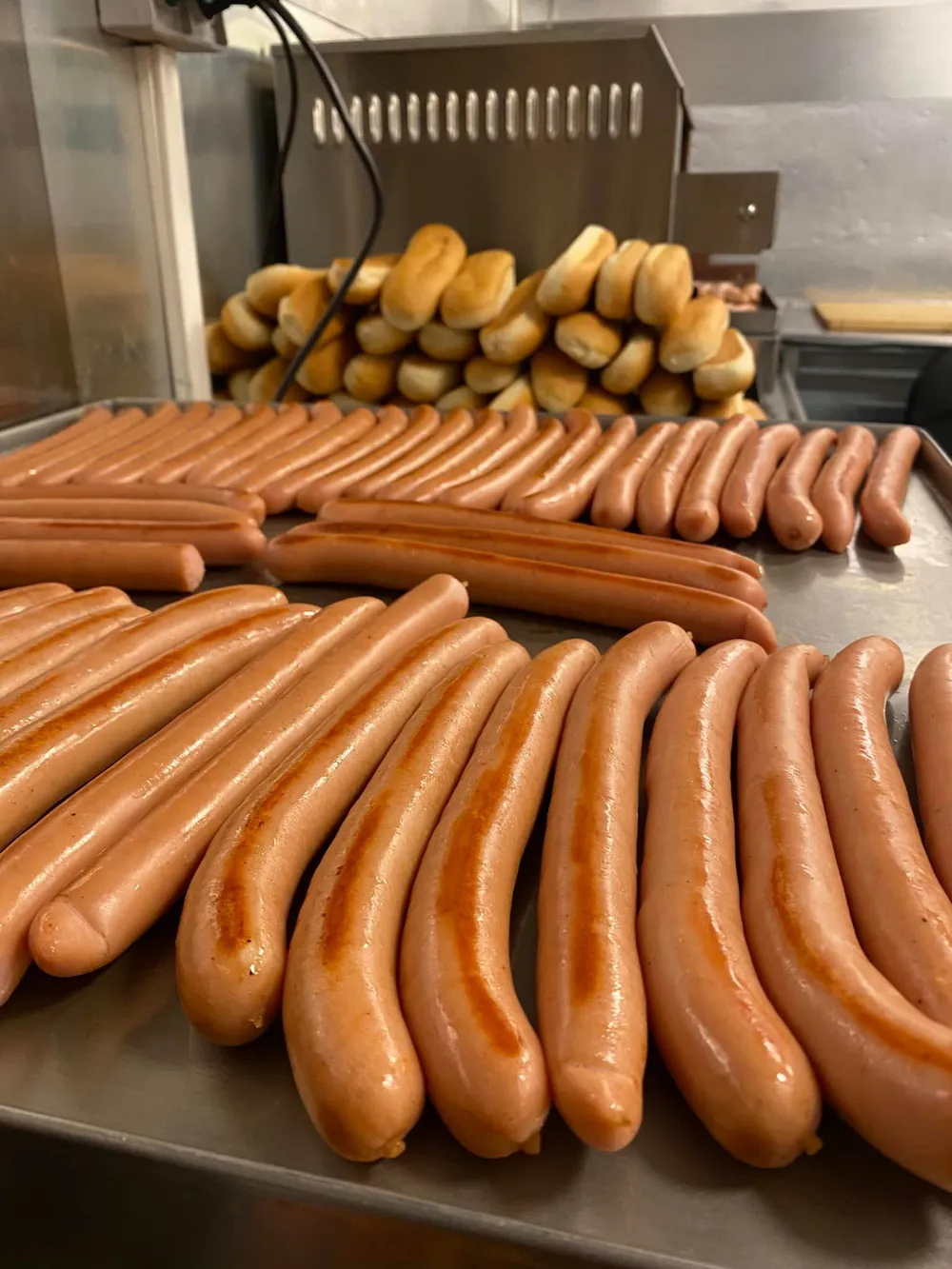 Ristede pølser klar på grillen i Pølsekutteren
